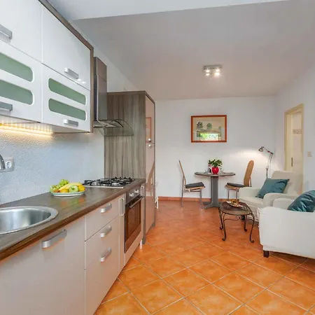 In With One-bedroom 28 Apartment Porec